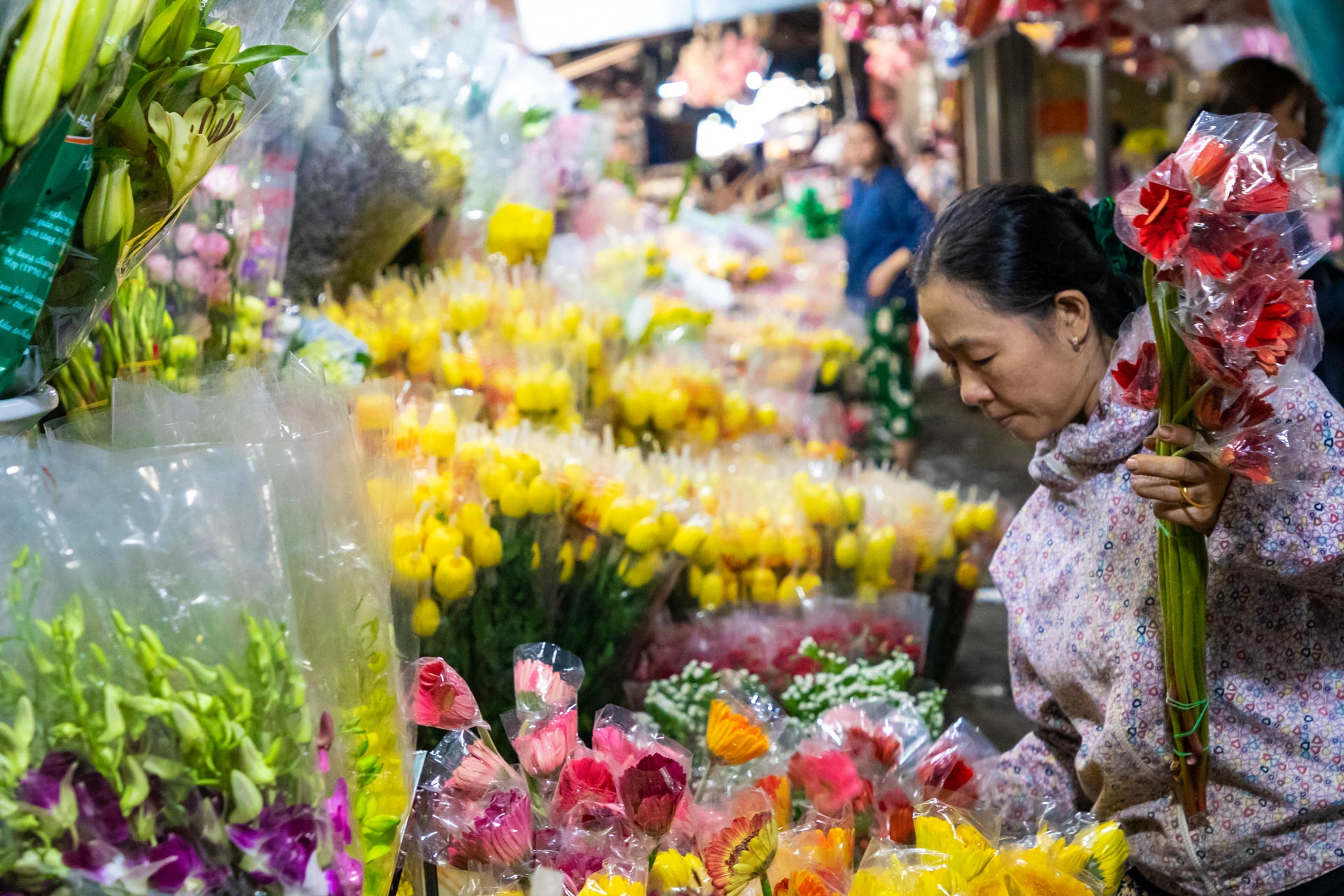 /fm/Files//Pictures/Ido Uploads/Asia/Vietnam/Hue/Hue - Locan Flowers Traditional Market Lady - NS - SS .jpg